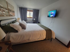 1 habitación, escritorio, tabla de planchar con plancha y cuna de viaje 