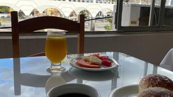 Café da manhã feito na hora grátis todos os dias