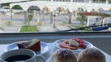 Café da manhã feito na hora grátis todos os dias