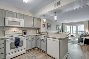 ثلاجة، ميكروويف، فرن، موقد طهي مسطح