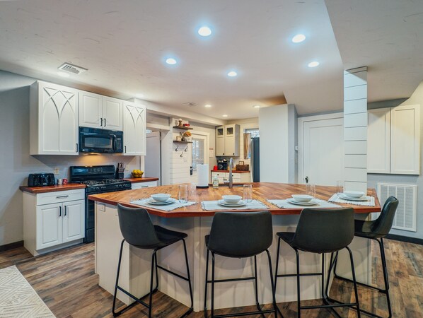 Fridge, microwave, oven, stovetop - Pet Friendly! Firepit & Gameroom- Walk To Restaurants, 15 Mins To Hershey Park! (Annville)