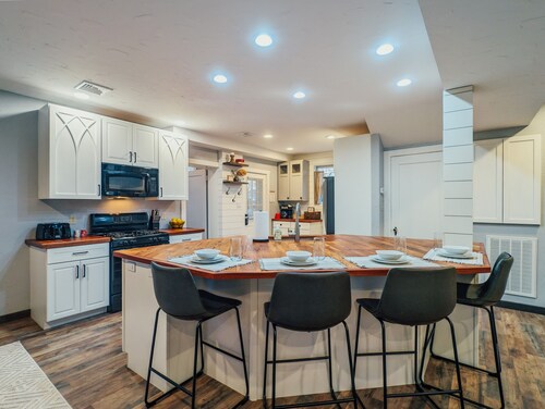 Pet Friendly! Firepit & Gameroom- Walk To Restaurants, 15 Mins To Hershey Park!