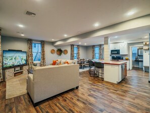 Smart TV, video games, table football, books - Pet Friendly! Firepit & Gameroom- Walk To Restaurants, 15 Mins To Hershey Park! (Annville)