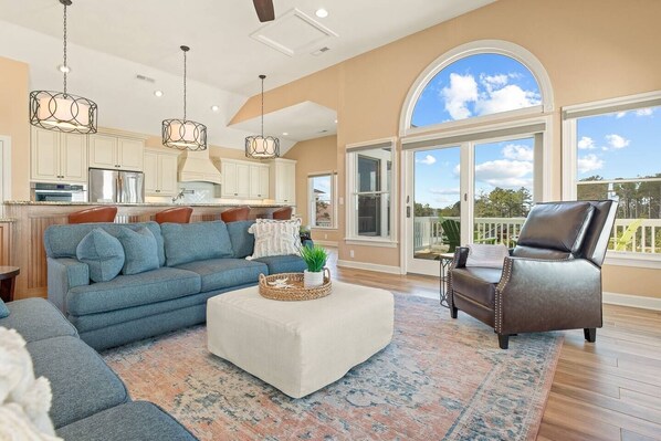 Een smart-tv, een open haard en een tafeltennistafel