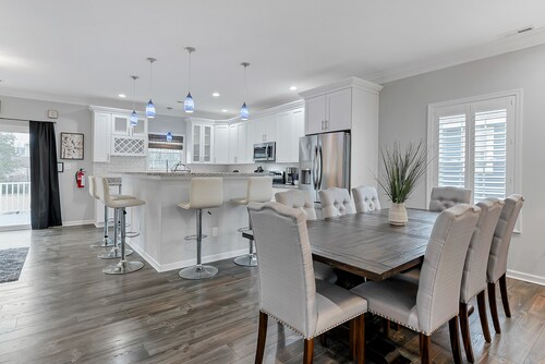 Family Friendly Oasis-3 BR, + Short Walk to Beach!