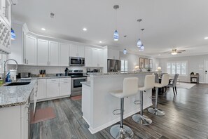 雪櫃、微波爐、焗爐、爐具