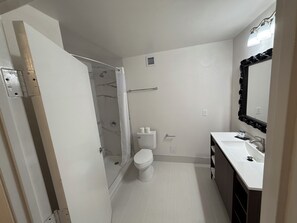 Premium Single Room | Bathroom | Towels - Home Inn Woods Hotel (Olive Branch)