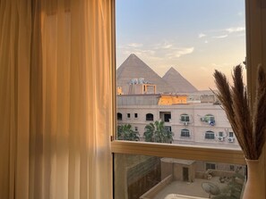 مأكولات ومشروبات مجانية في الميني بار وخزنة داخل الغرفة ومكتب