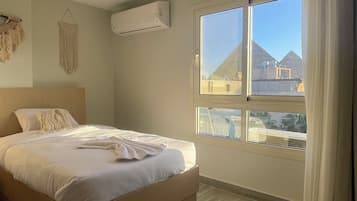 Frigobar (abastecido com alguns itens grátis), cofres nos quartos