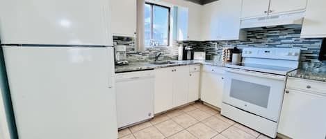 Refrigerador, microondas, lavavajillas, cafetera/tetera