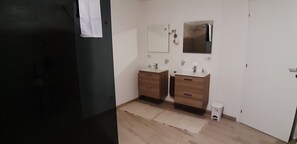 Dusj, hårføner, bidé og håndklær