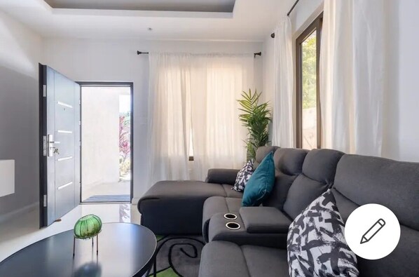 Smart TV - Family Friendly Villa in the heart of Ocho Rios Jamaica (Ocho Rios)