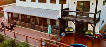 Hilltop Haven, Spectacular Views, hot tub, arcade!