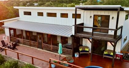 Hilltop Haven, Spectacular Views, hot tub, arcade!