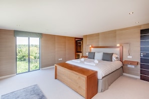 4 chambres, bureau, fer et planche à repasser, lit de bébé portatif