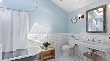 Séchoir à cheveux, serviettes fournies, savon, papier de toilette