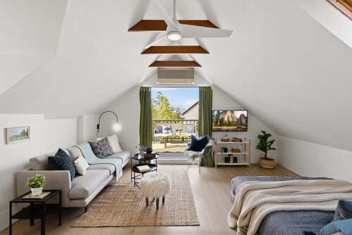 Light-filled loft retreat in famed Gourmet Ghetto