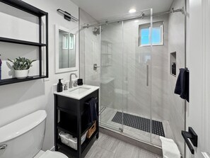 Dusche, Haartrockner, Handtücher, Seife