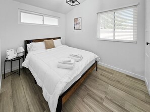 3 chambres, bureau, fer et planche à repasser, lit parapluie