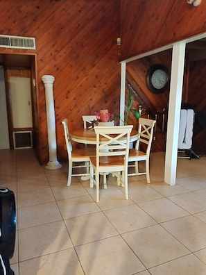 Dining - Bed and fresh breakfast and green areas.contac for natural farm (Miami)