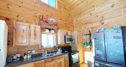 Cozy getaway cabin with Amazing Panoramic views!