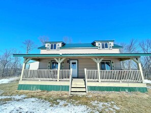 Exterior - Cozy getaway cabin with Amazing Panoramic views! (Waukon)