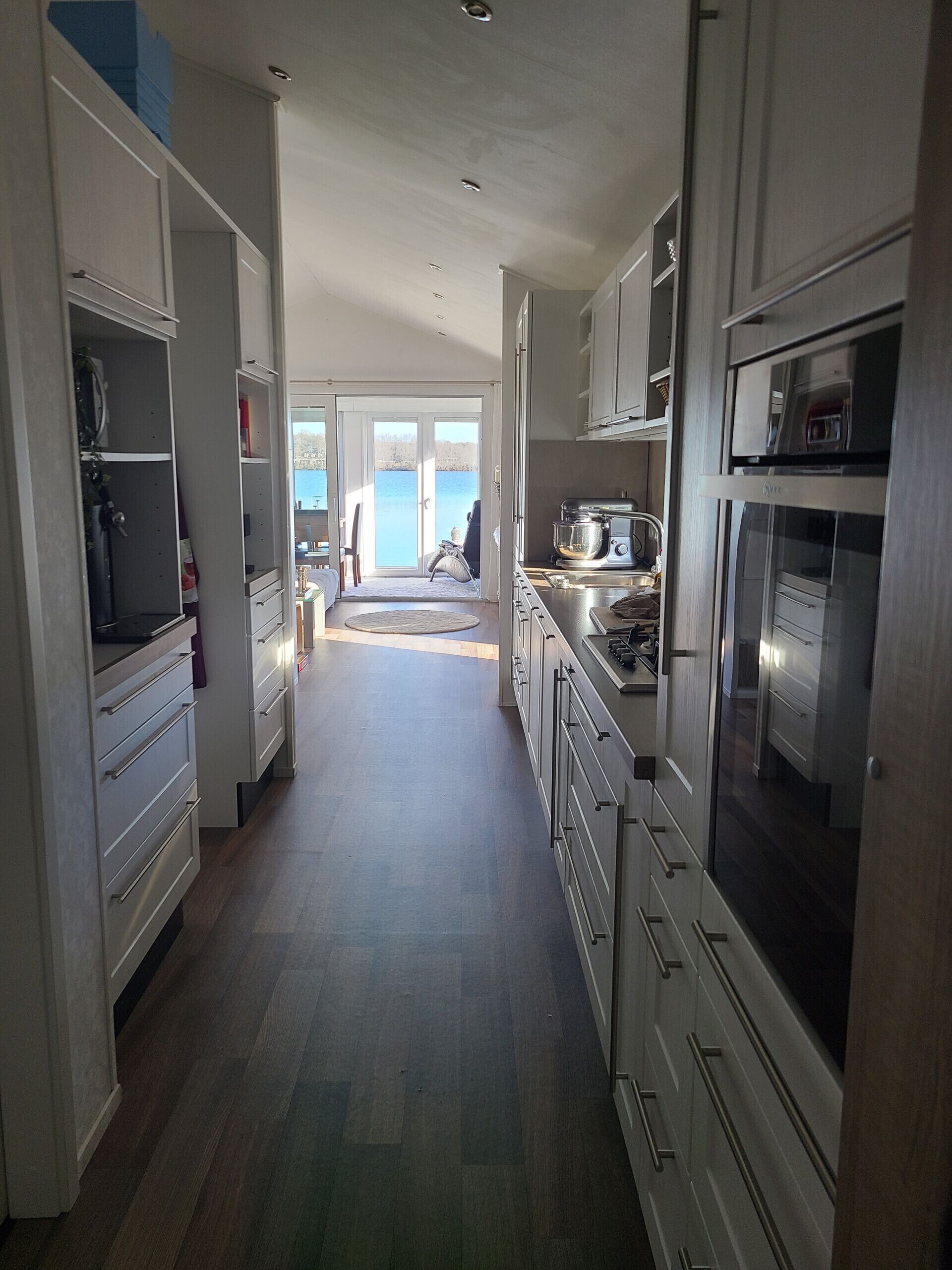 Een koelkast, een microgolfoven, een oven, een vaatwasser