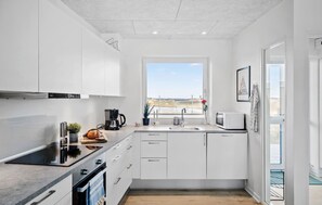 Kjøleskap, ovn, kokeplater og oppvaskmaskin