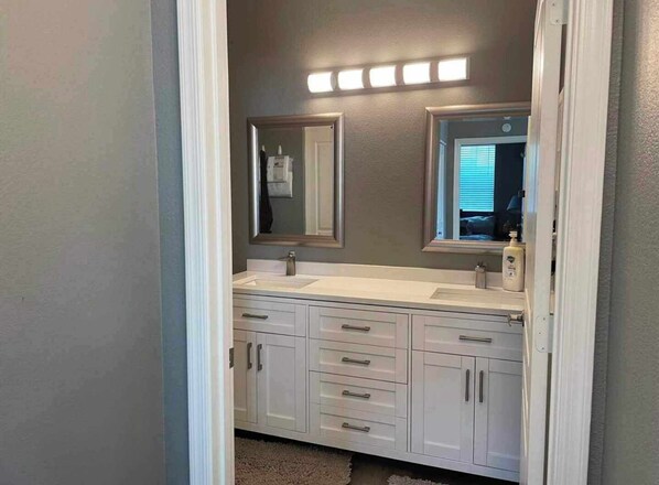 Interior - One bedroom GEM on the ground floor, fully renovated. (Mesa)