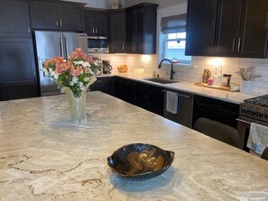 Fridge, microwave, oven, stovetop - Fabulous Saratoga Lake House / Perfect Location / 3 Minutes to Race Track (Saratoga Springs)