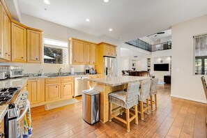 Fridge, microwave, oven, stovetop - Superb nature retreat with private hot tub, fireplace & games - near golf (Flagstaff)