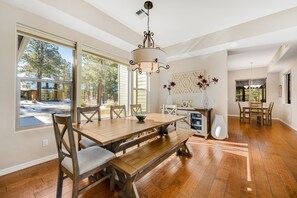 Dining - Superb nature retreat with private hot tub, fireplace & games - near golf (Flagstaff)