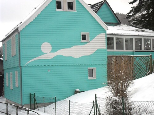 Chalet am Bergflüsschen mit Sauna & Riesentrampolin & Waldschwimmbad