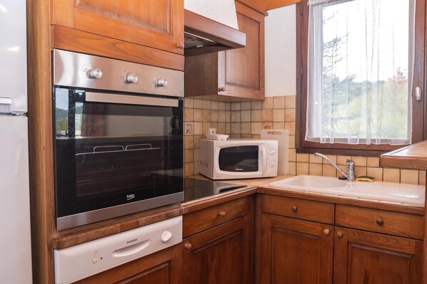 Réfrigérateur, micro-ondes, four, lave-vaisselle