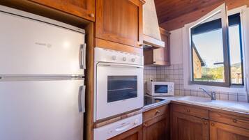 Kjøleskap, mikrobølgeovn, ovn og oppvaskmaskin