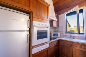 Een koelkast, een microgolfoven, een oven, een vaatwasser