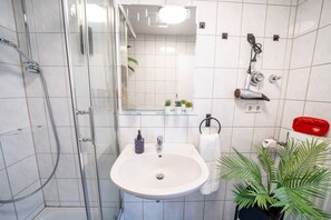 Artículos de higiene personal gratuitos, secador de pelo y toallas