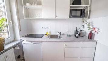 Frigorífico, microondas, placa de cocina y cafetera o tetera