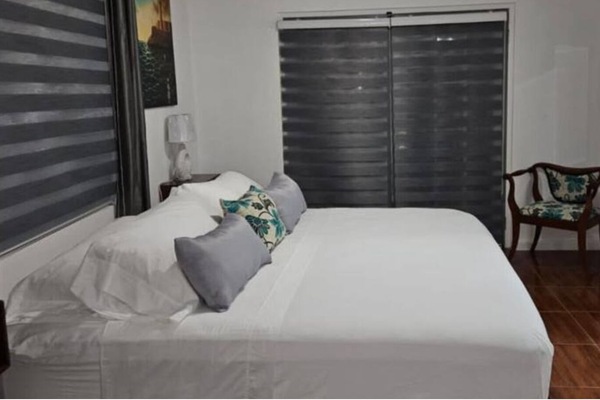 1 habitación, tabla de planchar con plancha, wifi gratis y ropa de cama