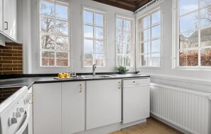 Kjøleskap, kokeplater, oppvaskmaskin og kaffetrakter/tekoker