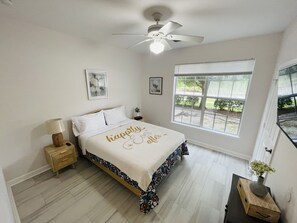 3 bedrooms, desk, iron/ironing board, travel cot - 3 BD/2B Luxury MAIN Floor Condo, 🏰10-min to Disneyworld! 🌊Pool 🔒Gated Resort! (Kissimmee)