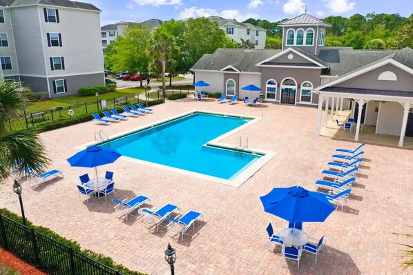 Outdoor pool - 3 BD/2B Luxury MAIN Floor Condo, 🏰10-min to Disneyworld! 🌊Pool 🔒Gated Resort! (Kissimmee)