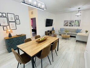 Dining - 3 BD/2B Luxury MAIN Floor Condo, 🏰10-min to Disneyworld! 🌊Pool 🔒Gated Resort! (Kissimmee)