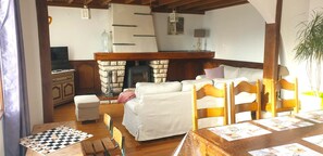 Televisión y chimenea 