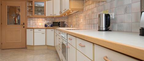 Fridge, oven, dishwasher, coffee/tea maker