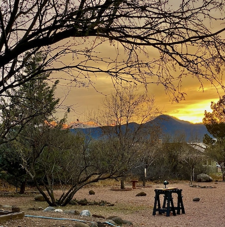 Outdoor dining. La Casita. Cozy 1 bed, 1 bath, private patio