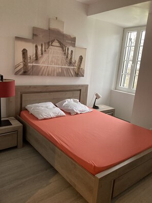 5 bedrooms, iron/ironing board, WiFi, bed sheets