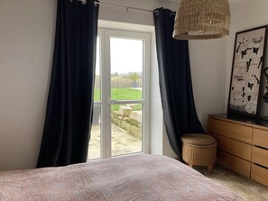 5 bedrooms, iron/ironing board, WiFi, bed sheets