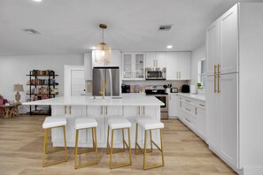 Fridge, microwave, oven, stovetop - Gorgeous St. Johns River home 3bdrm/2 bth (Osteen)