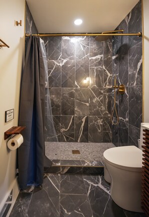 Een douche, milieuvriendelijke toiletartikelen, een haardroger